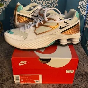 Size 9 women’s Nike Shox Enigma